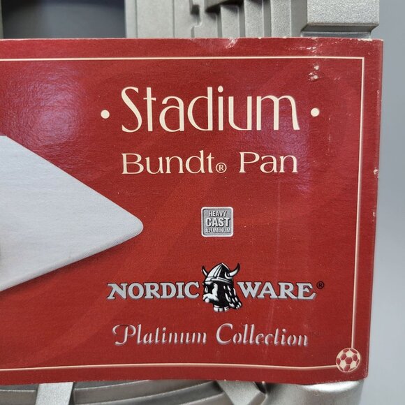 Nordic Ware Stadium Bundt Pan 9-Cup 2.1L Platinum Collection Heavy Cast Aluminum - Picture 2 of 9